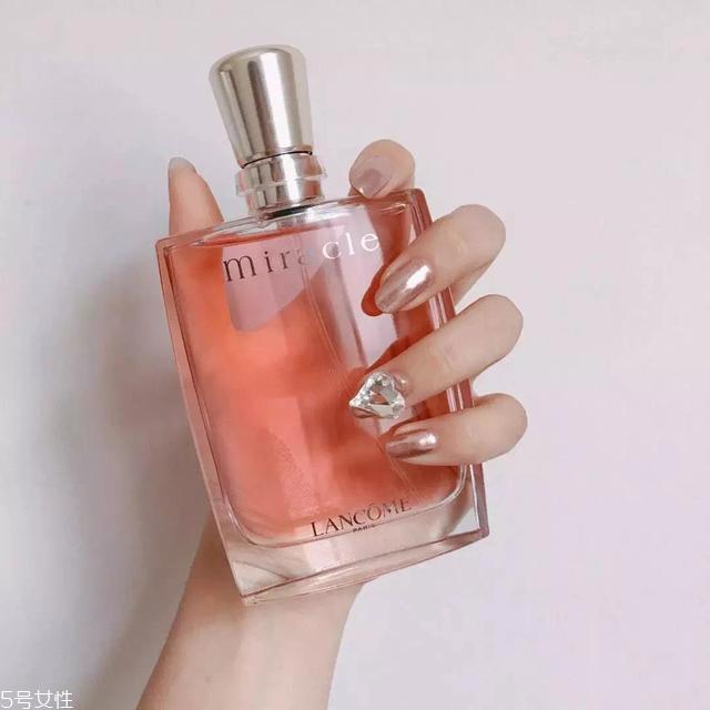 6款时尚轻奢美甲照片 让你的手指变得矜贵