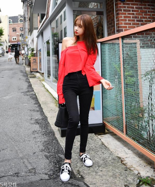 红色t恤配什么裤子好看 红色t恤怎么搭配最好看