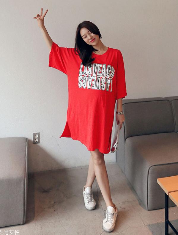 红色t恤配什么裤子好看 红色t恤怎么搭配最好看