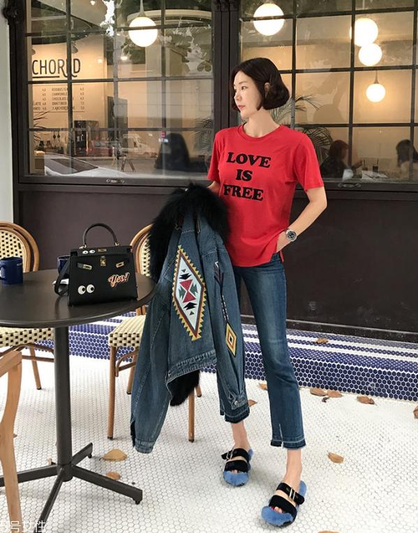 红色t恤配什么裤子好看 红色t恤怎么搭配最好看