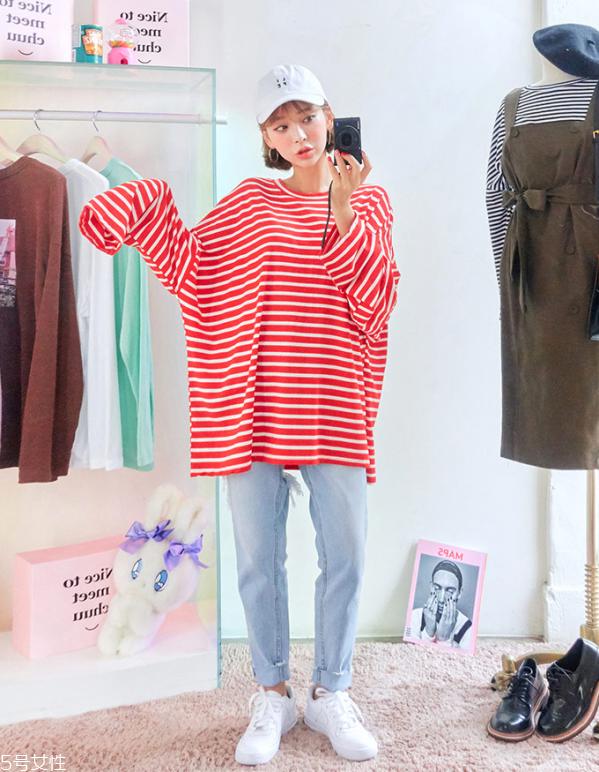 红色t恤配什么裤子好看 红色t恤怎么搭配最好看