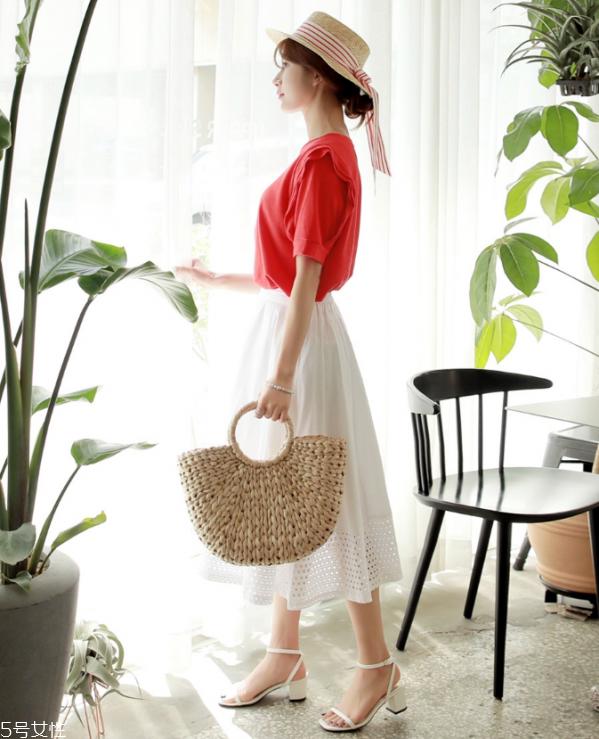 红色t恤配什么裤子好看 红色t恤怎么搭配最好看