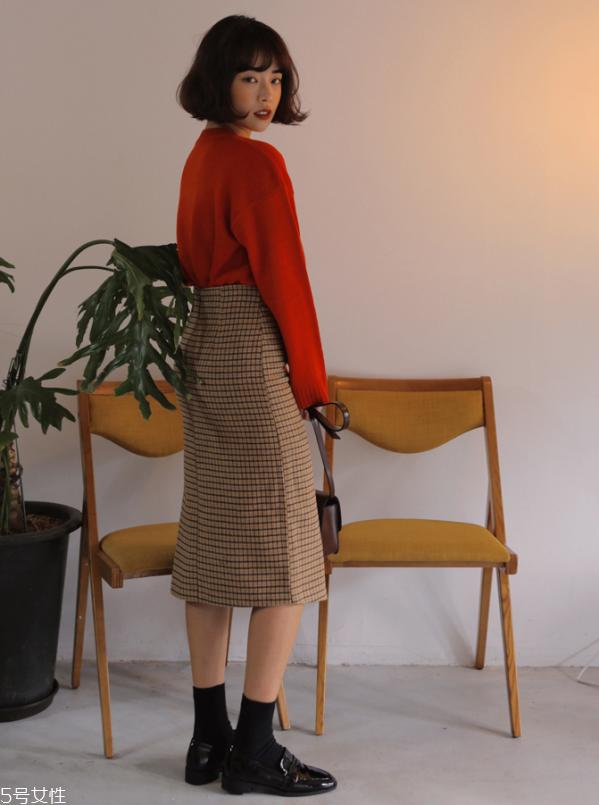 红色t恤配什么裤子好看 红色t恤怎么搭配最好看