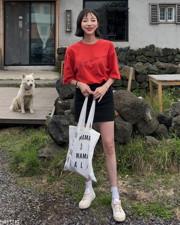 红色t恤配什么裤子好看 红色t恤怎么搭配最好看