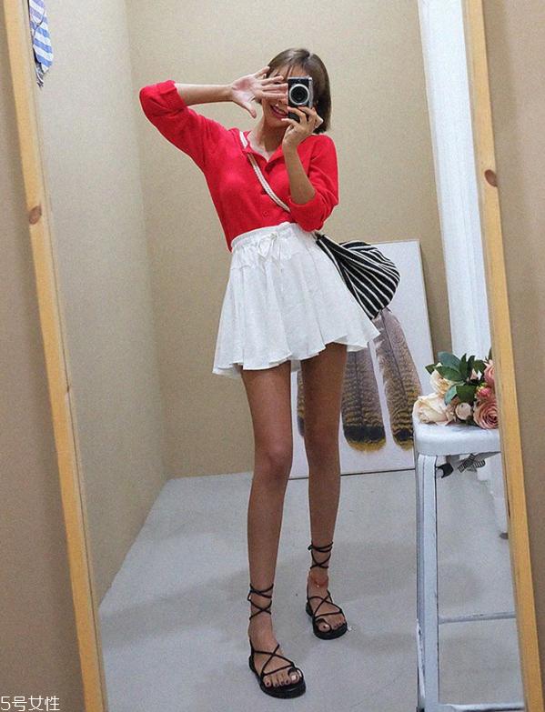 红色t恤配什么裤子好看 红色t恤怎么搭配最好看