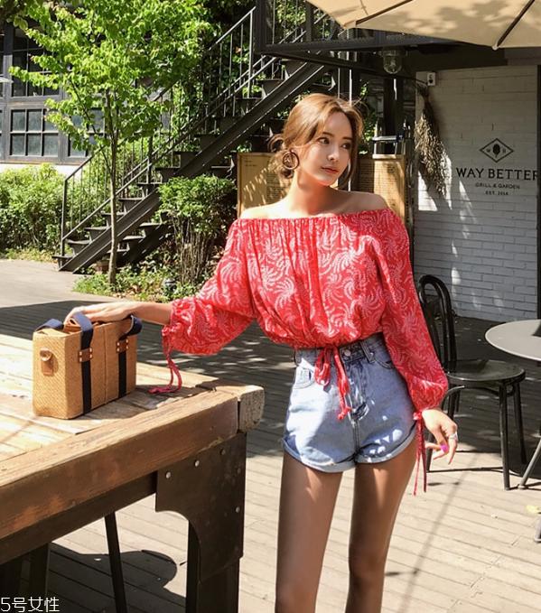 红色t恤配什么裤子好看 红色t恤怎么搭配最好看