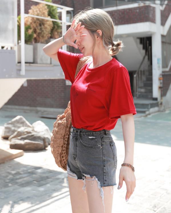 红色t恤配什么裤子好看 红色t恤怎么搭配最好看