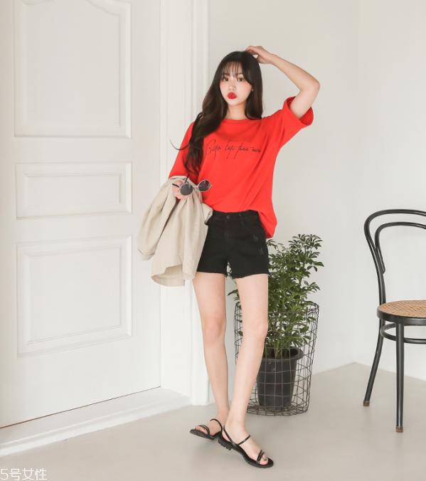 红色t恤配什么裤子好看 红色t恤怎么搭配最好看