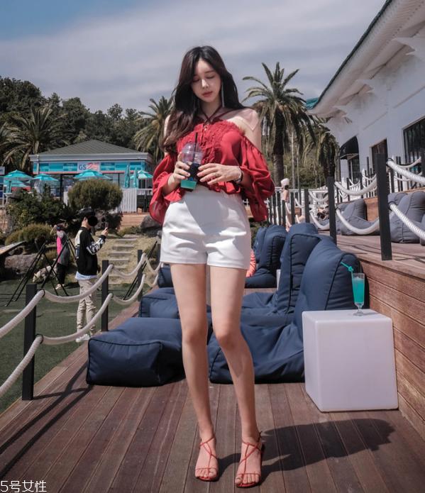 红色t恤配什么裤子好看 红色t恤怎么搭配最好看