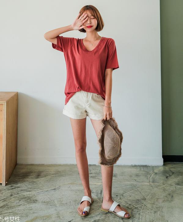 红色t恤配什么裤子好看 红色t恤怎么搭配最好看