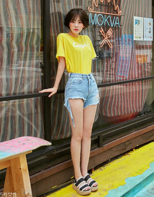 红色t恤配什么裤子好看 红色t恤怎么搭配最好看