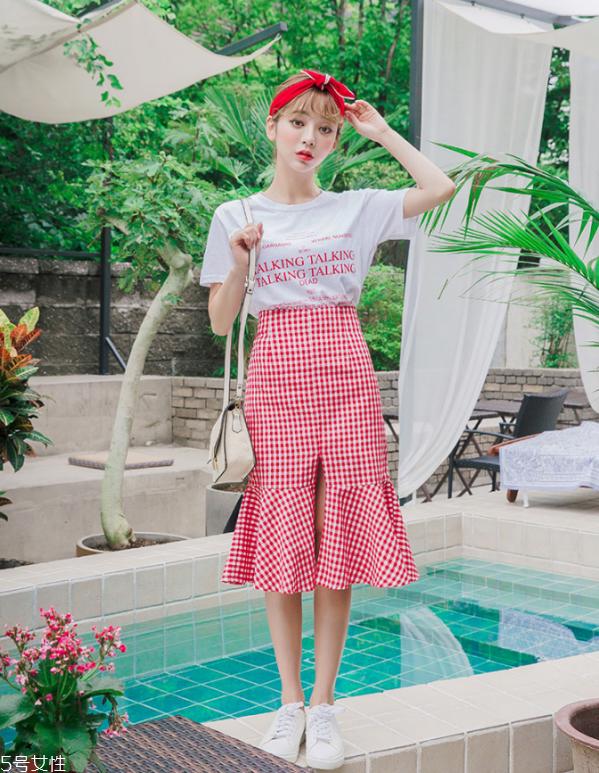 红色t恤配什么裤子好看 红色t恤怎么搭配最好看