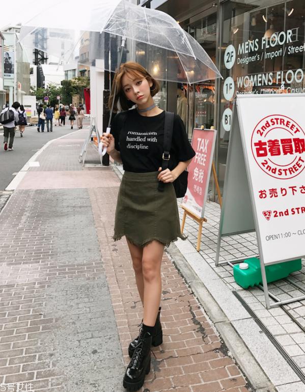 红色t恤配什么裤子好看 红色t恤怎么搭配最好看