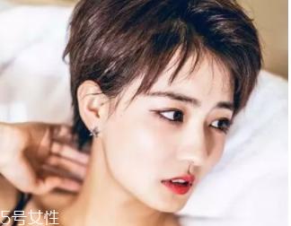 方形脸适合什么发型?卷曲长发柔和脸部轮廓