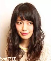 方形脸适合什么发型？卷曲长发柔和脸部轮廓