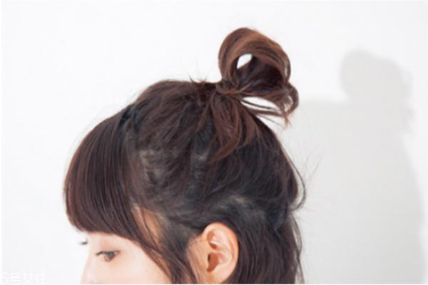 短发半丸子头的扎法图解 短发半丸子头扎法教程