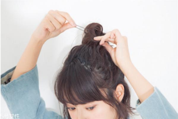 短发半丸子头的扎法图解 短发半丸子头扎法教程