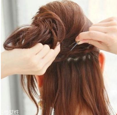 短发半丸子头的扎法图解 短发半丸子头扎法教程
