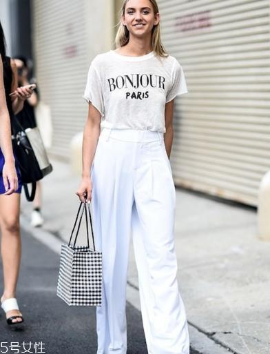 白色t恤怎么搭配？白色t恤常见搭配技巧