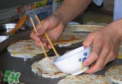 鸡蛋煎饼的做法 路边摊鸡蛋煎饼的做法