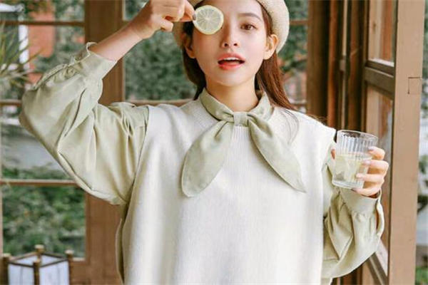 针织马甲什么颜色好看 开春甜美系穿搭