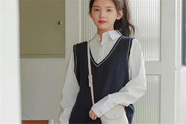 针织马甲什么颜色好看 开春甜美系穿搭