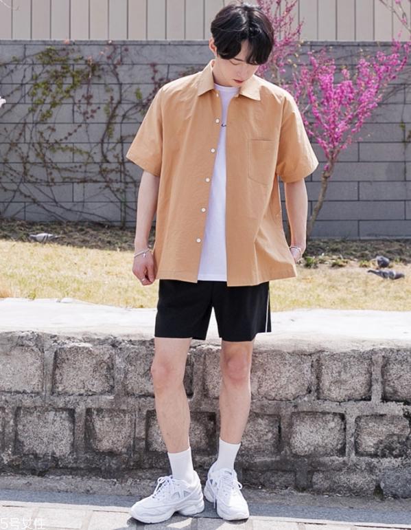 男生穿纯色t恤好看吗 男生纯白t恤怎么搭配