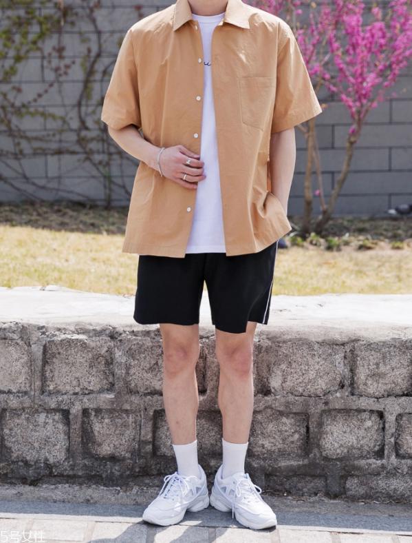 男生穿纯色t恤好看吗 男生纯白t恤怎么搭配