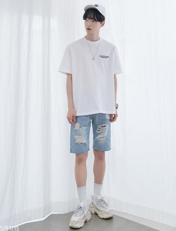 男生穿纯色t恤好看吗 男生纯白t恤怎么搭配