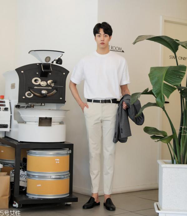 男生穿纯色t恤好看吗 男生纯白t恤怎么搭配