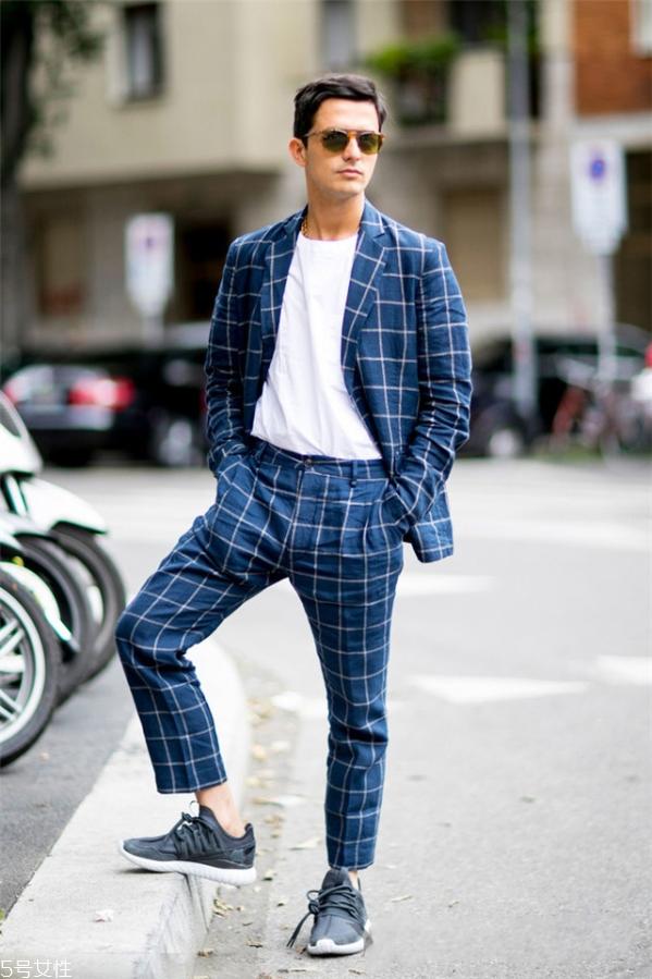 男生穿纯色t恤好看吗 男生纯白t恤怎么搭配