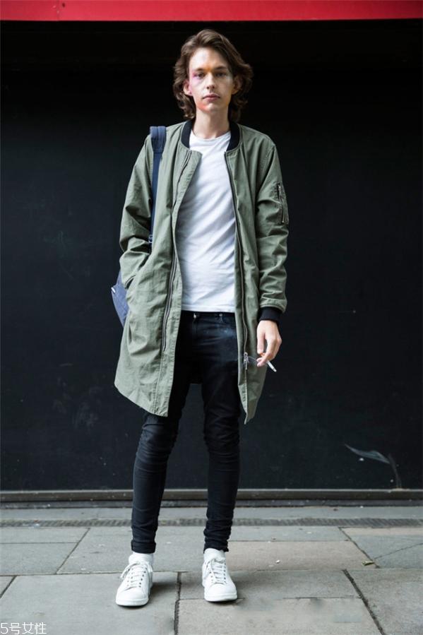 男生穿纯色t恤好看吗 男生纯白t恤怎么搭配