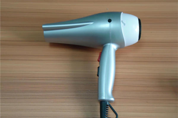 吹风机吹头发会脱发吗 吹风机吹头发有害吗