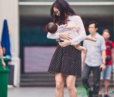 新加坡辣妈街头哺乳 支持职场女性喂奶