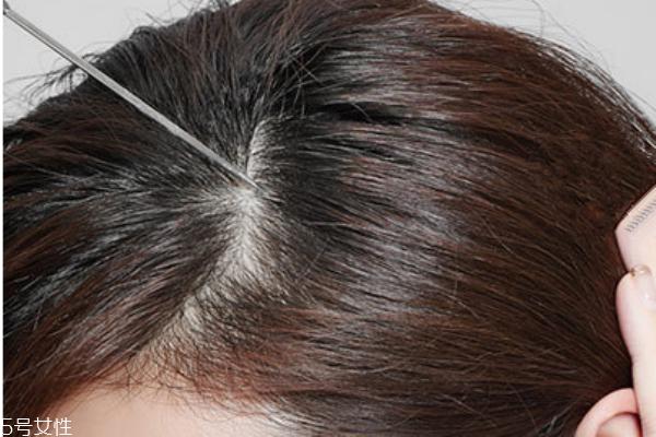 长卷发怎样扎好看图解 女生好看中长卷发图片