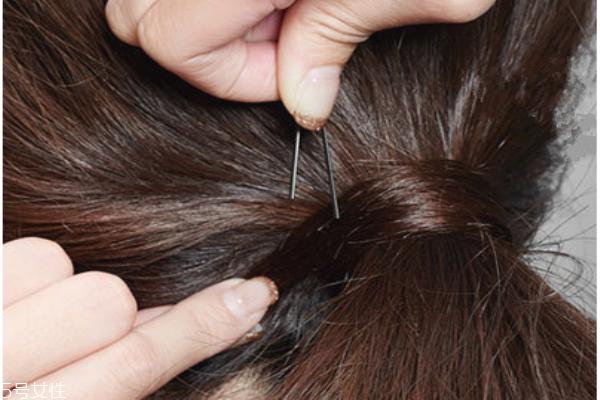 长卷发怎样扎好看图解 女生好看中长卷发图片