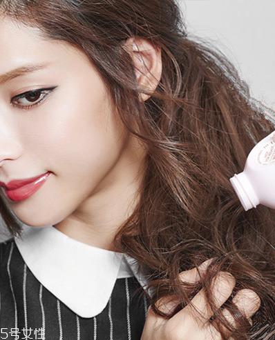 长卷发怎样扎好看图解 女生好看中长卷发图片