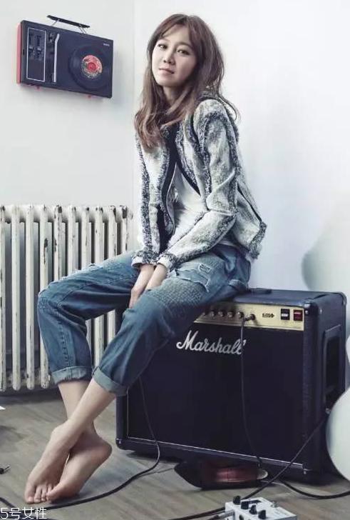 长卷发怎样扎好看图解 女生好看中长卷发图片