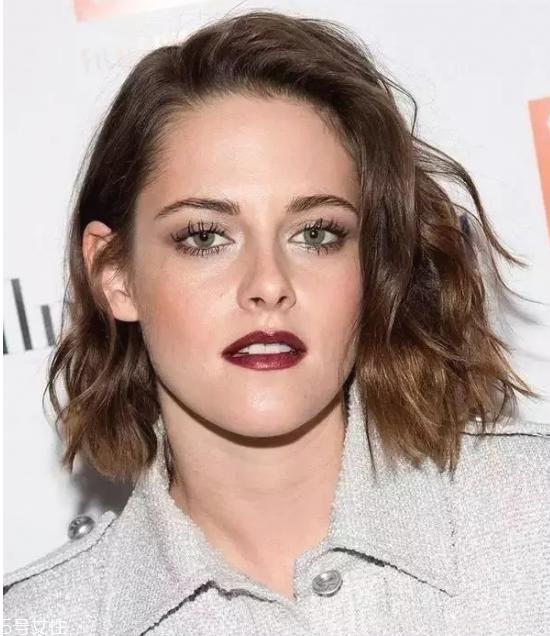 长卷发怎样扎好看图解 女生好看中长卷发图片