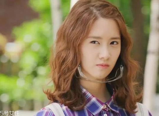 长卷发怎样扎好看图解 女生好看中长卷发图片