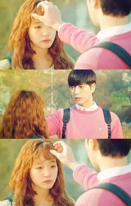 长卷发怎样扎好看图解 女生好看中长卷发图片