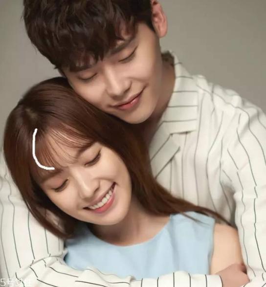 长卷发怎样扎好看图解 女生好看中长卷发图片