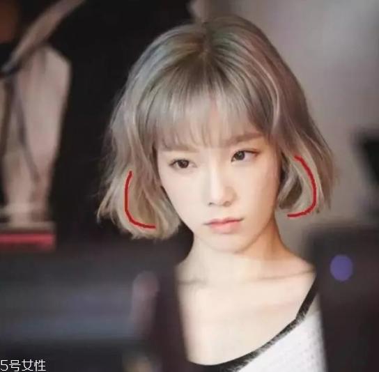 长卷发怎样扎好看图解 女生好看中长卷发图片