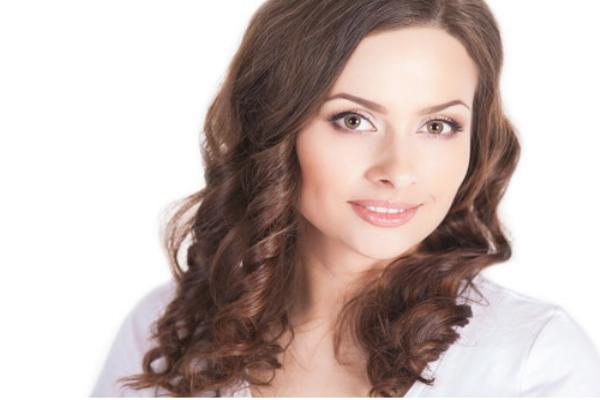 长卷发怎样扎好看图解 女生好看中长卷发图片