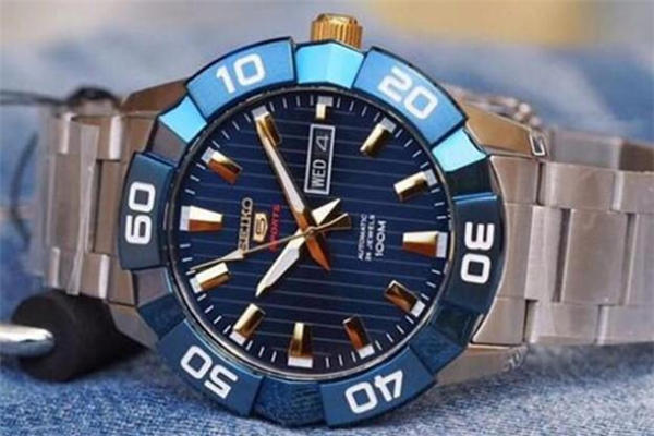 男生戴什么手表好看 男生戴什么样的手表比较好