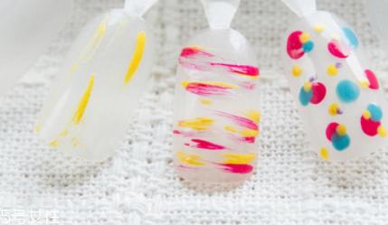 怎么自己在家美甲？4个步骤打造创意美甲