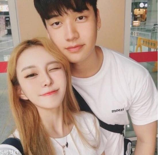 冬天头发染什么颜色好看 冬天染发颜色大全图片