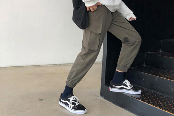 男生哈伦裤怎么搭配上衣 男生哈伦裤搭配什么上衣好看