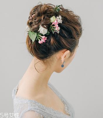 2018新娘发型新款式图片及详细步骤 浪漫的新娘发型