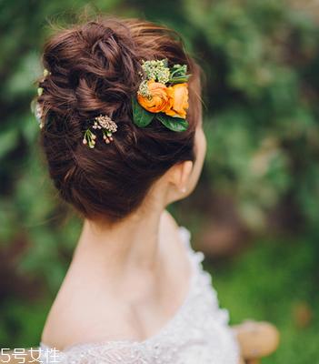 2018新娘发型新款式图片及详细步骤 浪漫的新娘发型